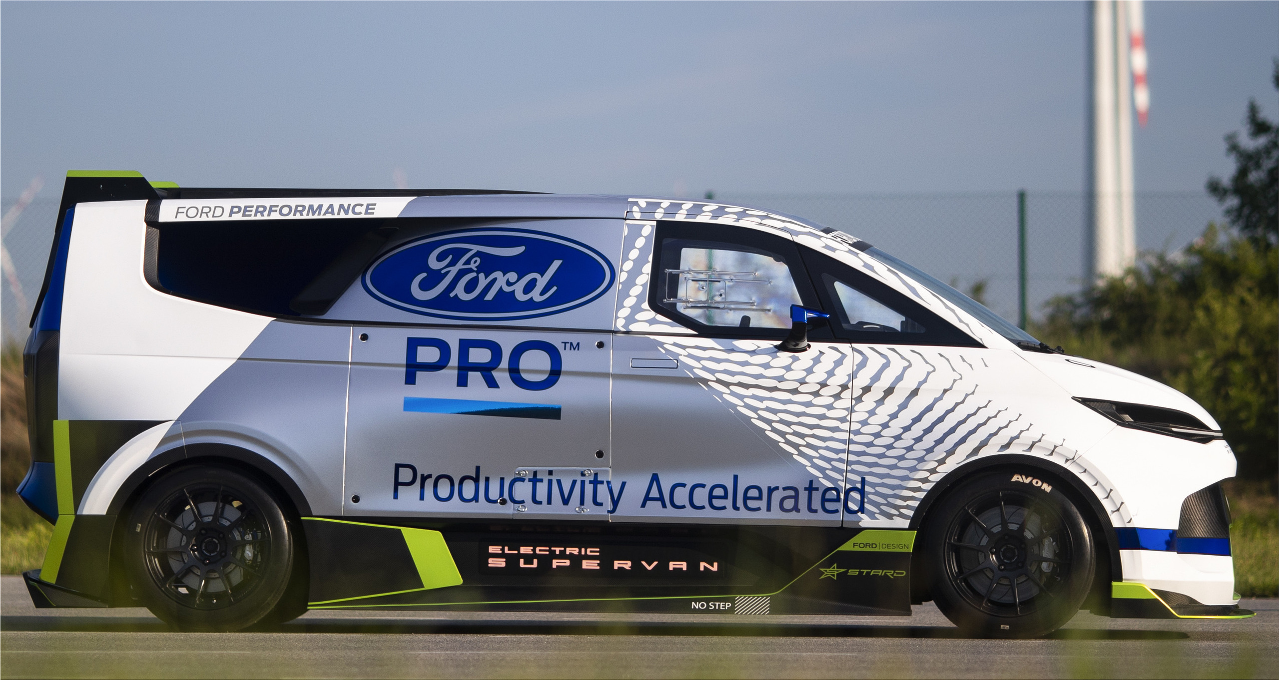 The Ford Pro Electric SuperVan With 2000hp Accelerates From 0 To 100km